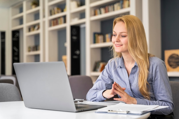 Mittlere Schuss Smiley-Frau arbeiten