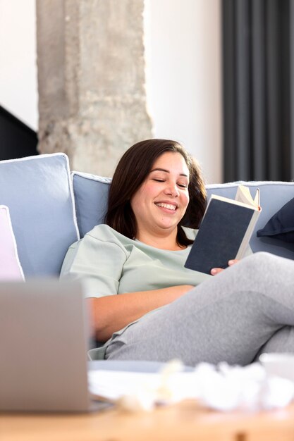 Mittlere Schuss-Smiley-Frau beim Lesen