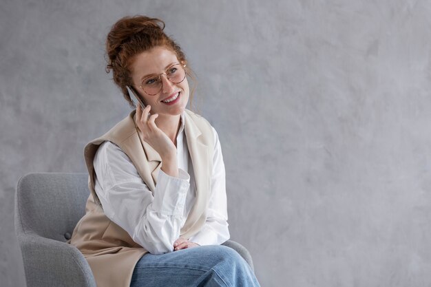 Kostenloses Foto mittlere schuss-smiley-frau, die am telefon spricht