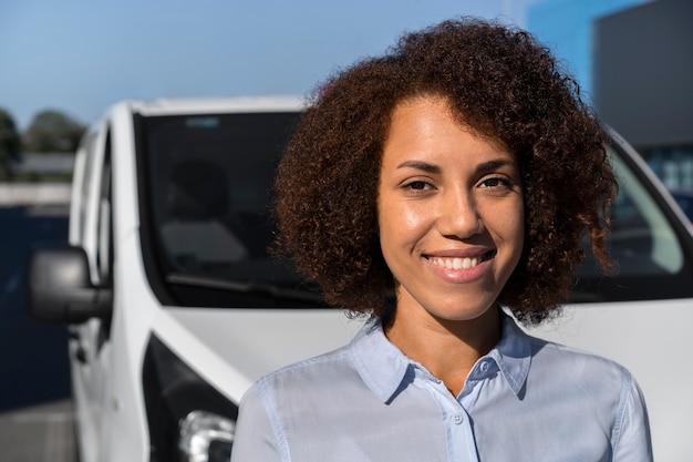 Kostenloses Foto mittlere schuss-smiley-frau, die arbeitet