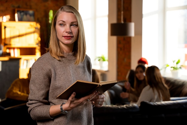 Kostenloses Foto mittlere schuss-smiley-frau, die buch hält