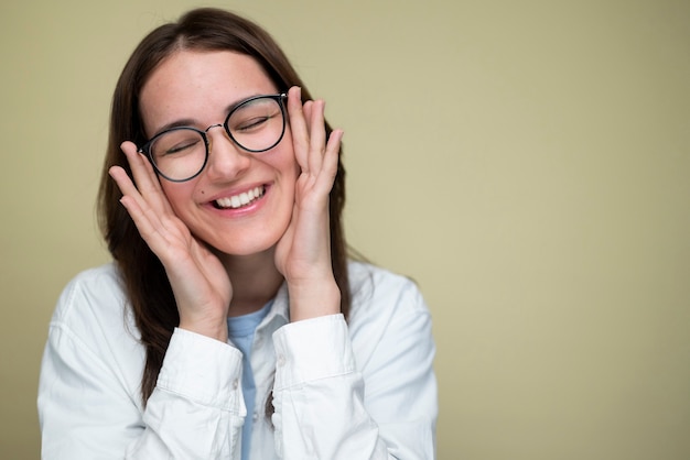 Mittlere Schuss-Smiley-Frau, die im Studio aufwirft