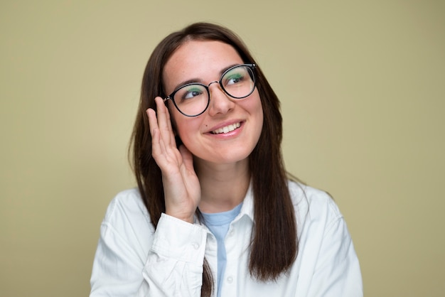 Mittlere Schuss-smiley-Frau, die mit Gläsern aufwirft