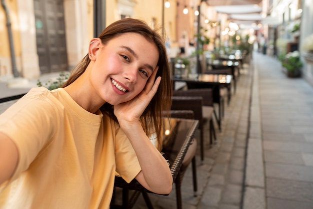 Mittlere Schuss-Smiley-Frau, die selfie nimmt