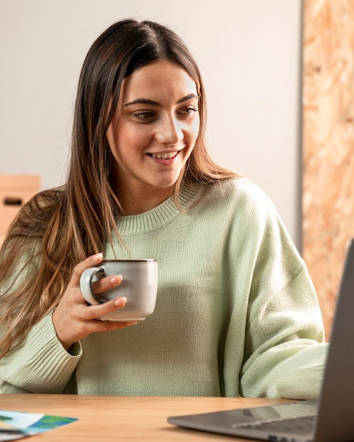 Kostenloses Foto mittlere schuss-smiley-frau, die tasse hält