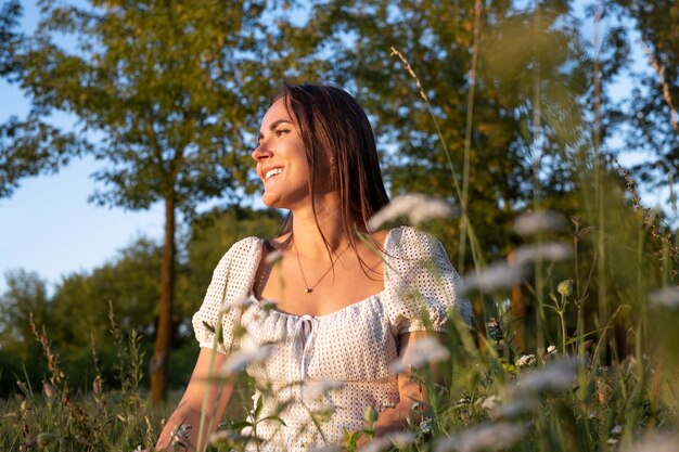 Mittlere Schuss-Smiley-Frau im Freien