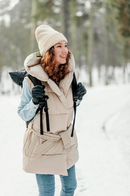 Mittlere Schuss-Smiley-Frau im Wald