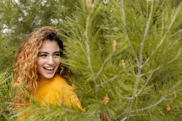 Kostenloses Foto mittlere schuss-smiley-frau in der natur