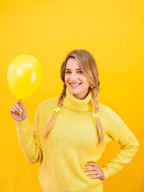 Mittlere Schuss-Smiley-Frau mit Ballon