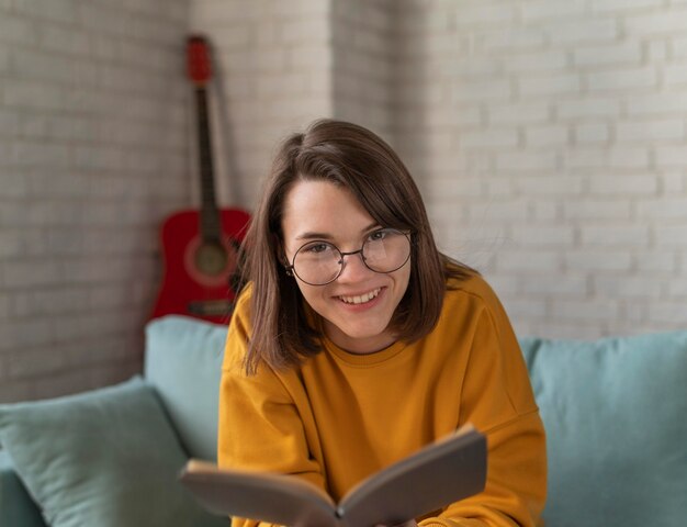 Kostenloses Foto mittlere schuss-smiley-frau mit buch