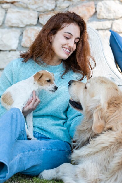 Mittlere Schuss-Smiley-Frau mit niedlichen Hunden
