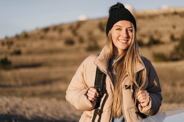 Mittlere Schuss Smiley-Frau mit Rucksack