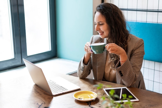 Kostenloses Foto mittlere schuss-smiley-frau mit tasse