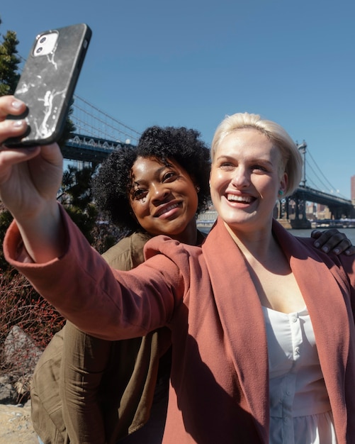 Mittlere Schuss-Smiley-Frauen, die Selfie nehmen