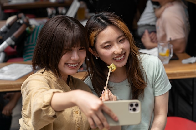 Mittlere Schuss-Smiley-Frauen, die Selfie nehmen