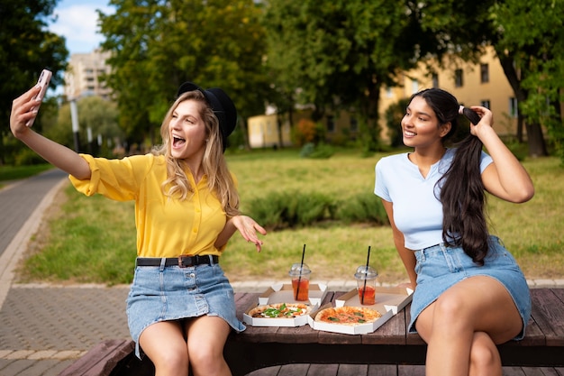 Mittlere Schuss-Smiley-Frauen, die Selfie nehmen