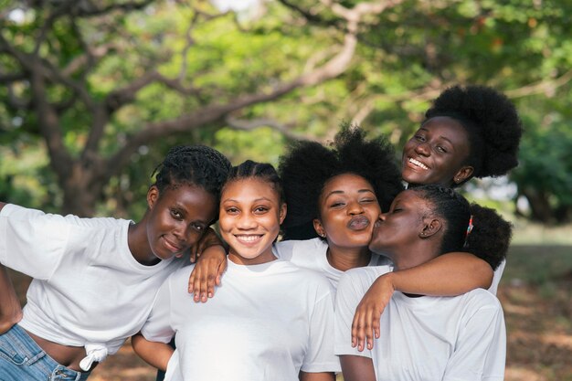 Mittlere Schuss-Smiley-Frauen, die zusammen aufwerfen