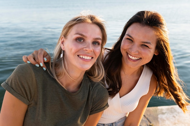 Mittlere Schuss Smiley-Frauen posieren