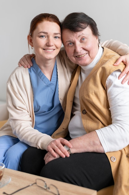 Mittlere Schuss Smiley-Frauen posieren