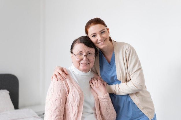 Mittlere Schuss Smiley-Frauen posieren