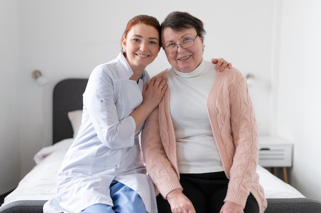 Mittlere Schuss Smiley-Frauen posieren