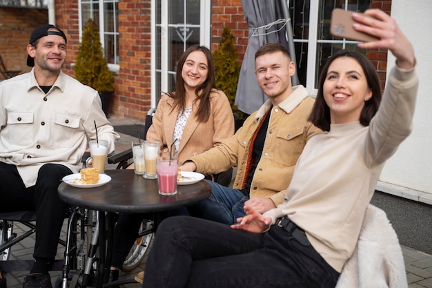 Mittlere Schuss-Smiley-Freunde, die Selfie nehmen