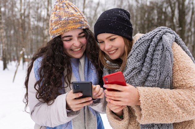 Mittlere Schuss Smiley-Freunde im Freien