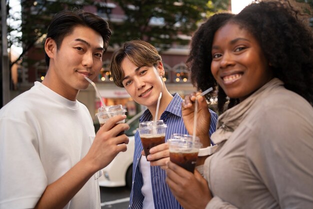 Mittlere Schuss-Smiley-Freunde mit Eiskaffee