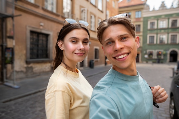 Mittlere Schuss Smiley-Freunde posieren