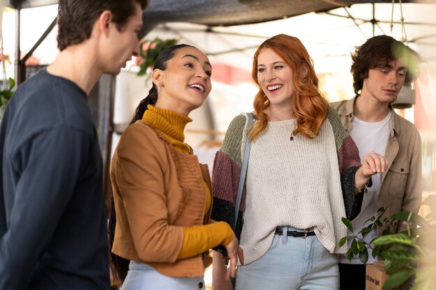 Mittlere Schuss Smiley-Freunde zusammen