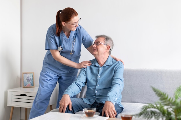 Mittlere Schuss Smiley Krankenschwester und Mann