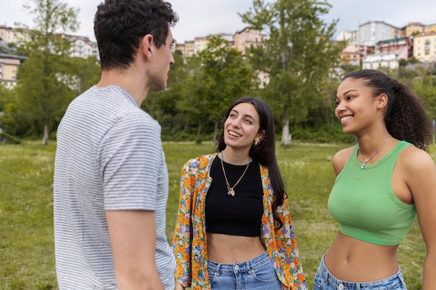 Kostenloses Foto mittlere schuss-smiley-leute im freien