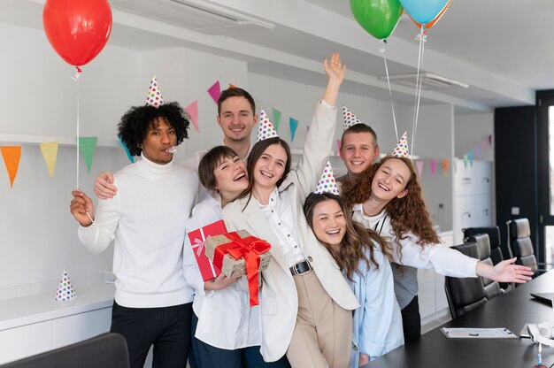 Mittlere schuss-smiley-leute mit luftballons