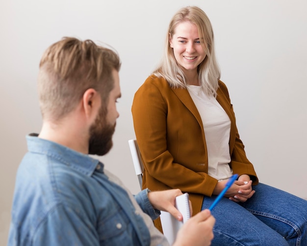 Mittlere Schuss Smiley-Leute reden