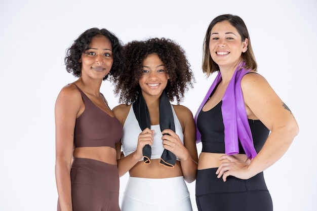 Kostenloses Foto mittlere schuss-smiley-passende frauen