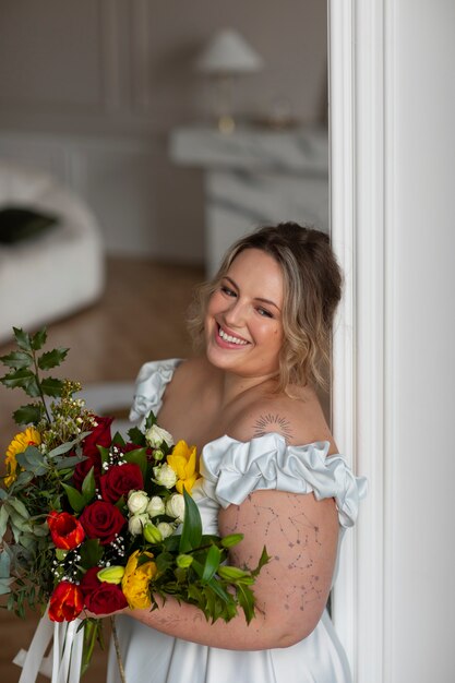 Mittlere Schussbraut, die mit Blumen aufwirft