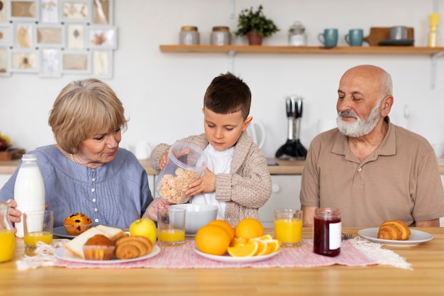 Mittlere Schussfamilie am Tisch