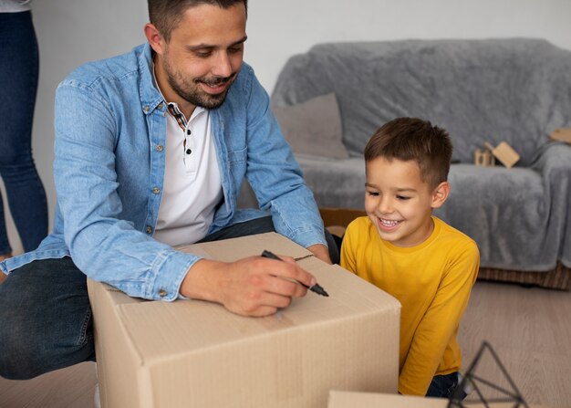 Mittlere Schussfamilie, die bereit ist, in ein neues Zuhause umzuziehen