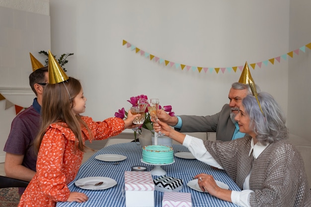 Kostenloses Foto mittlere schussfamilie, die geburtstag feiert