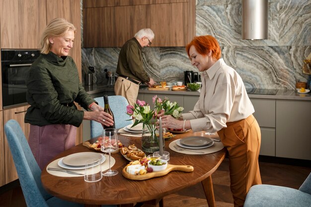 Mittlere Schussfamilie, die mit Essen feiert