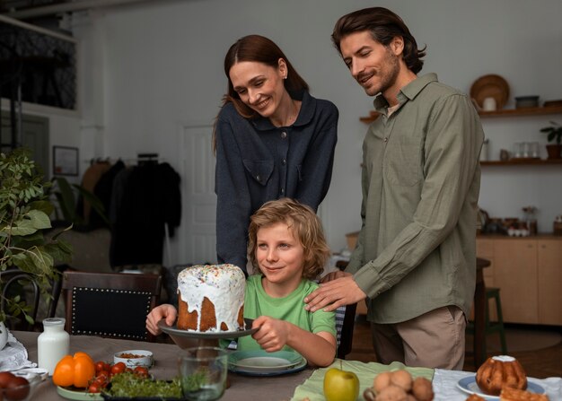 Mittlere schussfamilie, die orthodoxe ostern feiert