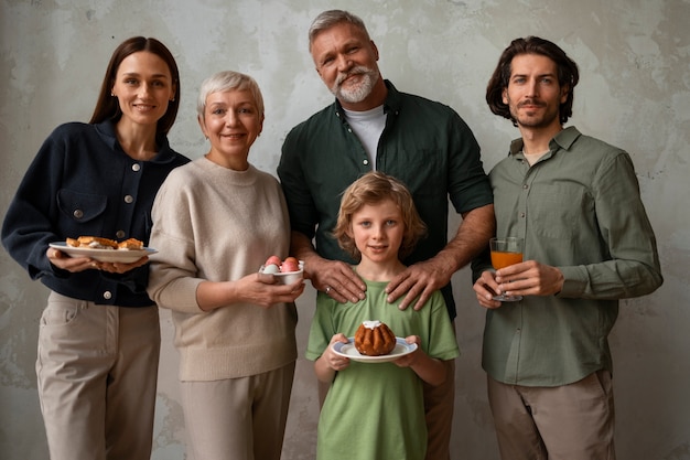 Kostenloses Foto mittlere schussfamilie, die orthodoxe ostern feiert