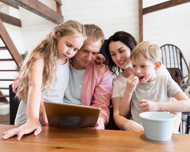 Mittlere Schussfamilie, die Tablette betrachtet