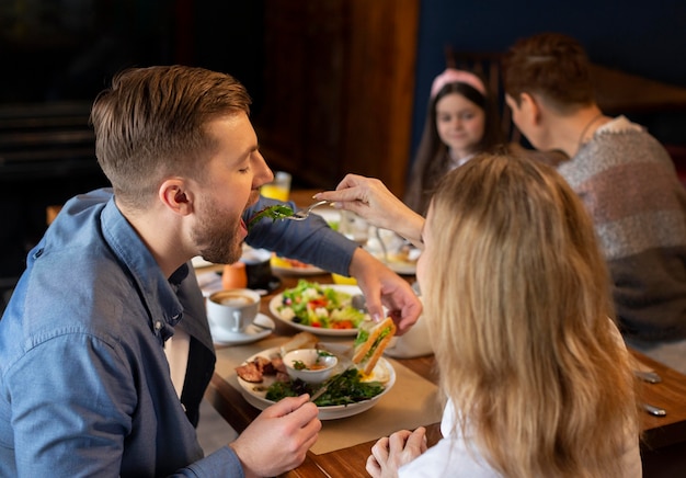 Mittlere Schussfamilie, die zusammen isst