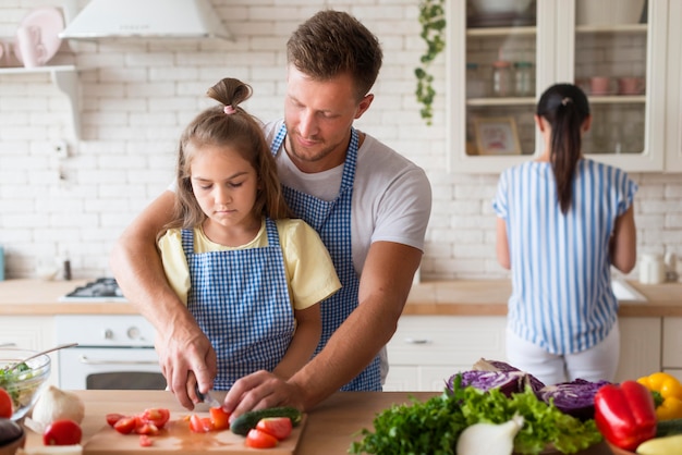 Mittlere Schussfamilie, die zusammen kocht