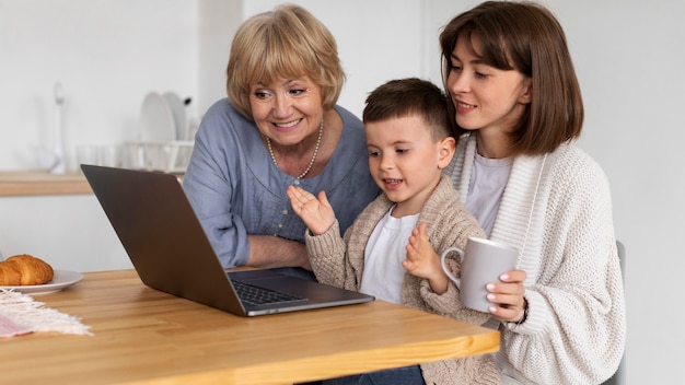 Mittlere Schussfamilie mit Gerät