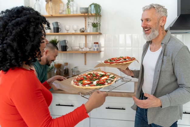 Mittlere Schussfamilie mit köstlicher Pizza