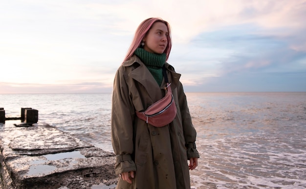 Kostenloses Foto mittlere schussfrau am meer