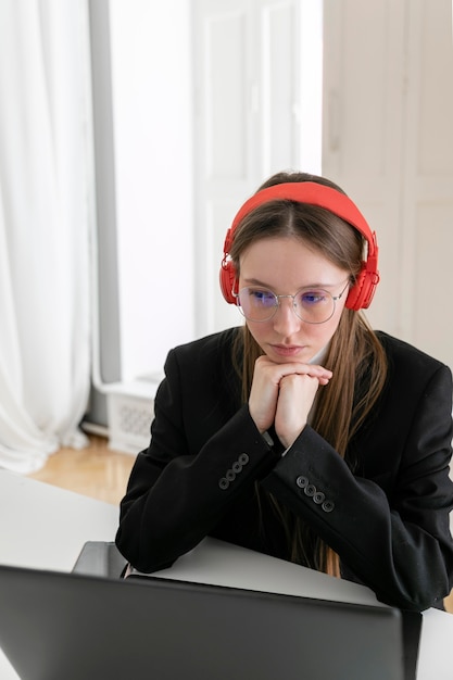 Kostenloses Foto mittlere schussfrau bei der arbeit