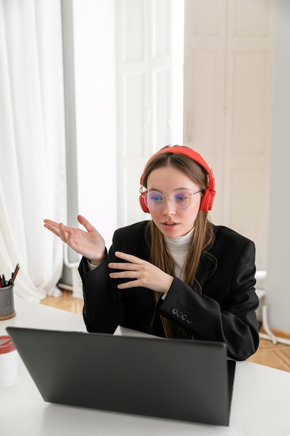 Kostenloses Foto mittlere schussfrau bei der arbeit